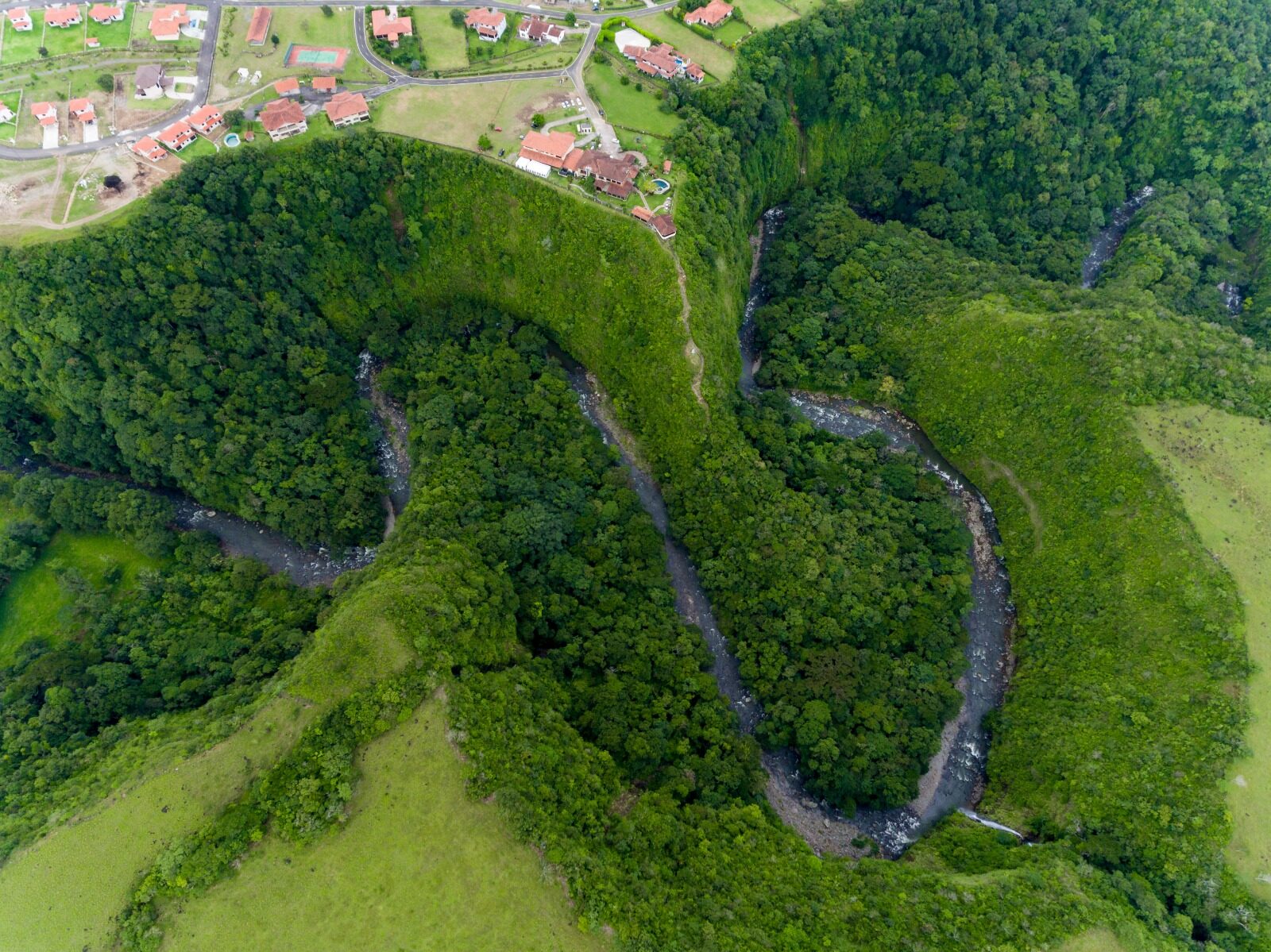 Vista aérea del Cañón del Río Cochea junto a Hacienda Los Molinos