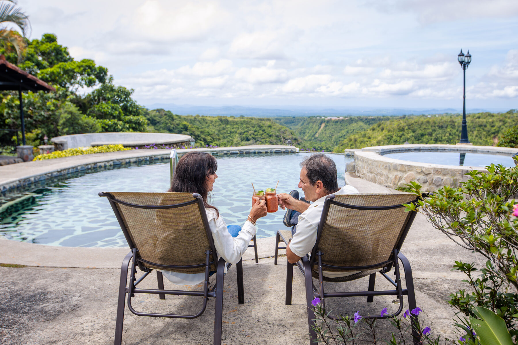 Terraza y piscina