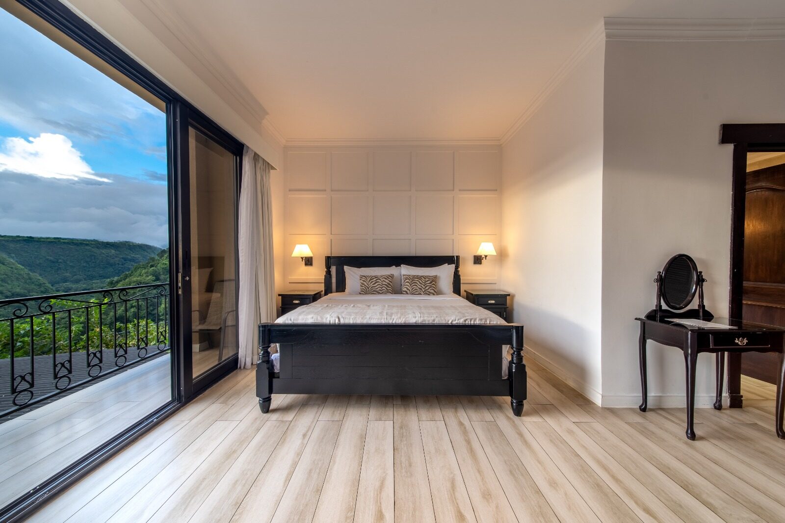 Habitación con balcón sobre el cañón
