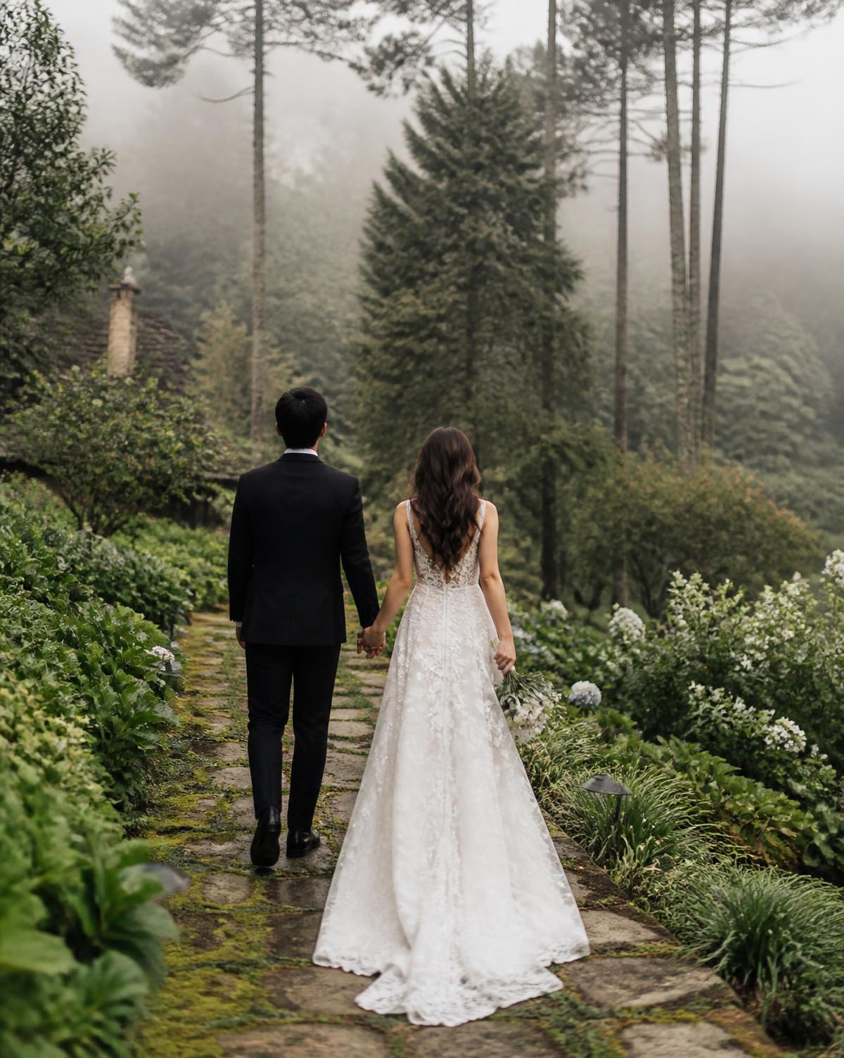 Pareja en los jardines de la hacienda
